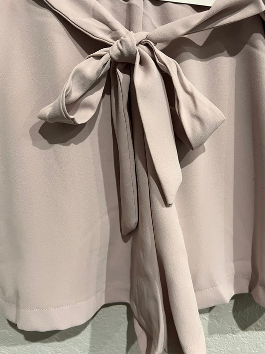 Khaki shorts with tie